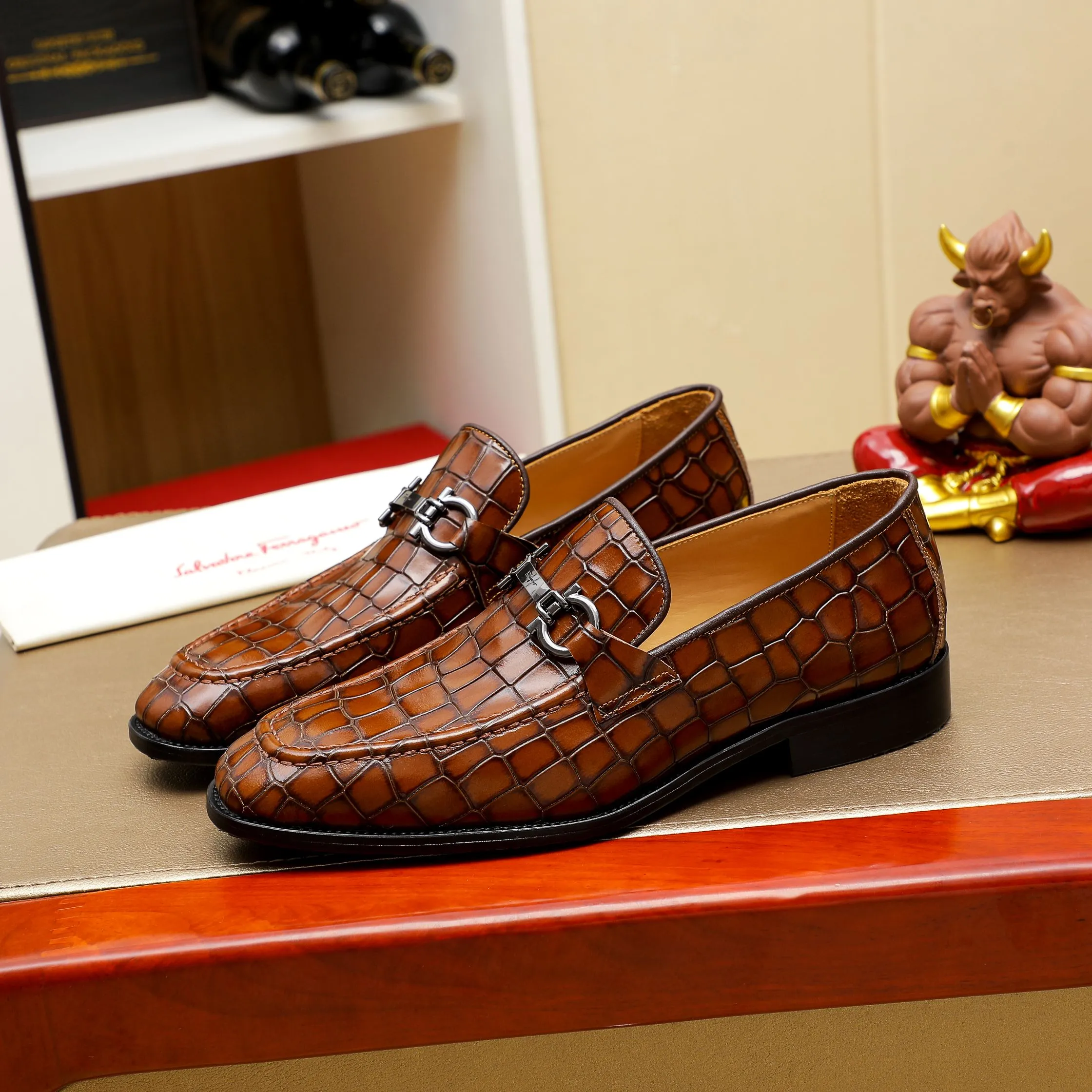 Men's shoes 💰460 🕷🕷🐂【Ferragamo】Ferragamo Popular fashion leather shoes🇨🇳Official website counter 1:1 production, original mold opening💯Good quality can be seen, imported high-end first-layer waxed calfskin, water-dyed🐂leather lining🌿very clear texture, high-quality waterproof, non-slip and wear-resistant outsole🎋high quality and low price, truly handmade🍓2 colors available! Code number 38-44……(45.46.Customized)